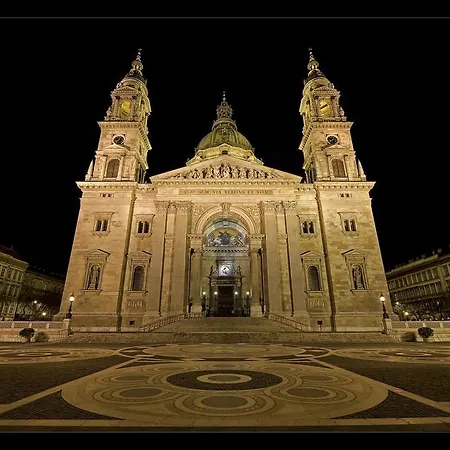 アパートホテル ラグジュアリー　ダウンタウン　アパートメンツ 4*